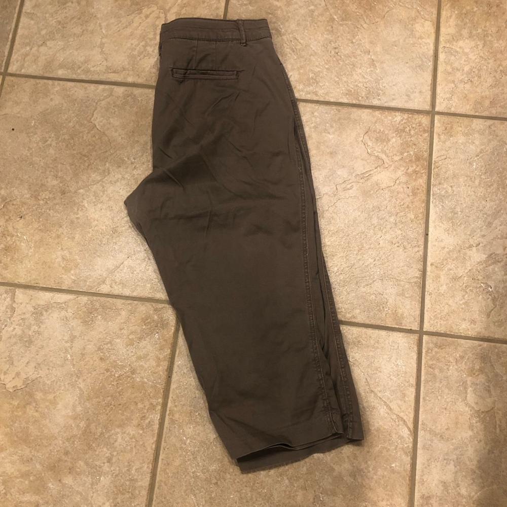 Intro love the fit brown Capri pants